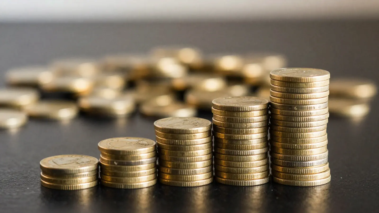 Escalera de monedas doradas que crece