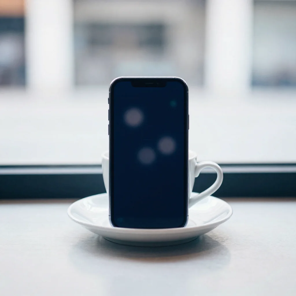Un teléfono con una conversación de mensajes.
