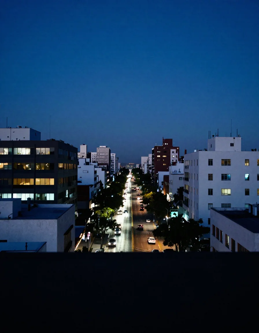 Una ciudad mexicana al anochecer.