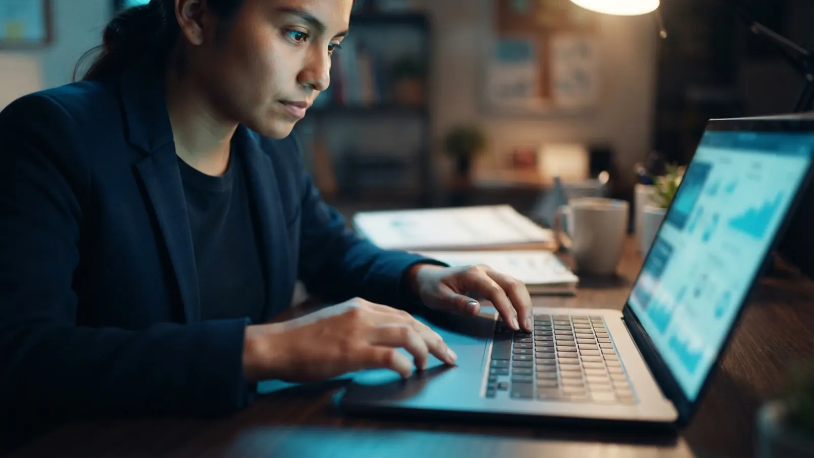 El proceso: una persona trabajando en su computadora · Automatizaciones con IA en 2026, cómo elegir Make, n8n o Zapier