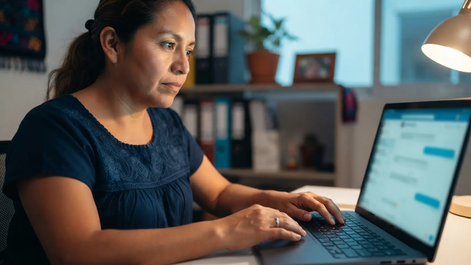El proceso: una persona trabajando en su computadora · IA para Triplicar Ingresos: 7 Formas para Jóvenes
